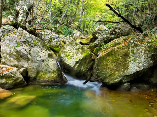 Cachoeira no desfiladeiro. — Fotografia de Stock