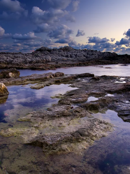 Pedra e água do mar azul entre eles . — Fotografia de Stock