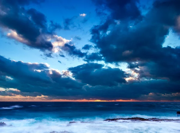 Heller Himmel über dem Meer bei Sonnenuntergang. — Stockfoto