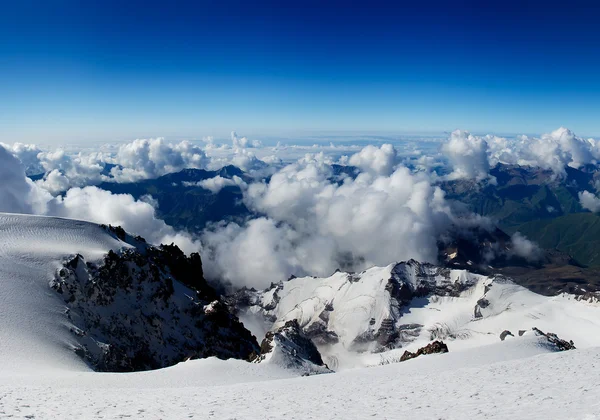 Rochers et ciel avec des nuages blancs . — Photo