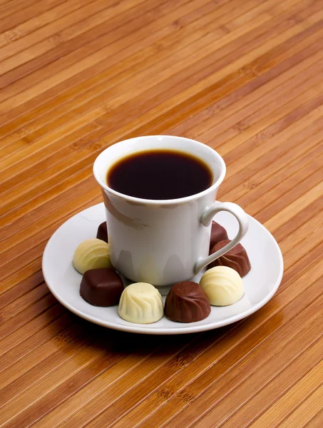 Kubek z kawą i cukierek. — Zdjęcie stockowe