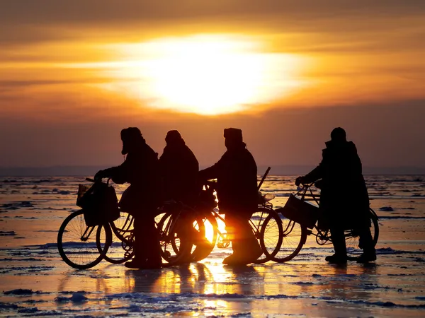 Local on bikes going on the glacier — Stock Photo, Image