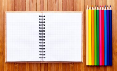 renkli kurşun kalem ve defter