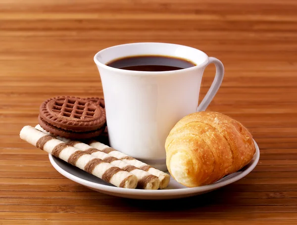 Cup of coffee with goodies — Stock Photo, Image