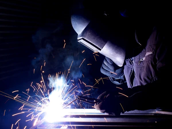 Schweißer bei der Arbeit — Stockfoto