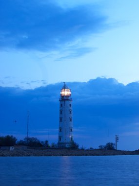 akşam deniz manzarası. taş ve deniz feneri