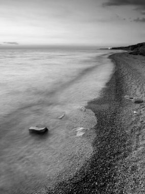 çakıl ve turkuaz dalga deniz
