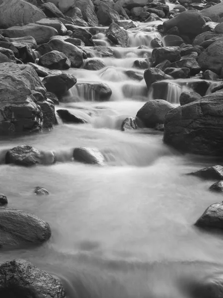 Rápido rio e pedra. Composição monocromática — Fotografia de Stock