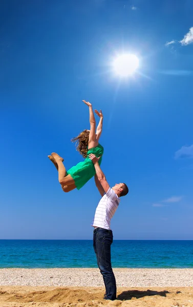 Glückliches Paar an einem Strand. Sport und aktives Leben — Stockfoto