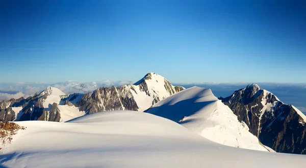 在冬季时的山脉。冬季自然景观 — 图库照片