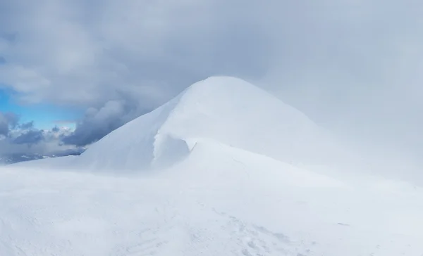 Catena montuosa nel periodo invernale. paesaggio invernale naturale — Foto Stock