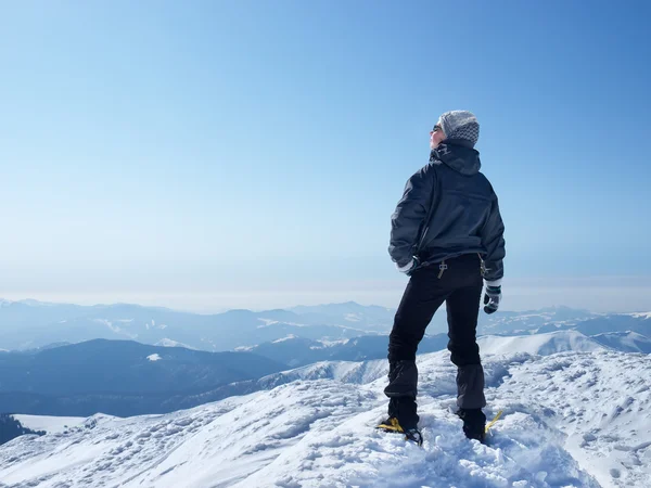 Touristen und Sonnenschein in den Bergen. Sport und aktives Leben — Stockfoto
