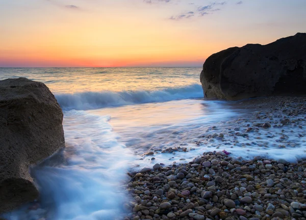 Gökyüzü ve deniz gün batımı sırasında. doğal deniz manzarası — Stok fotoğraf