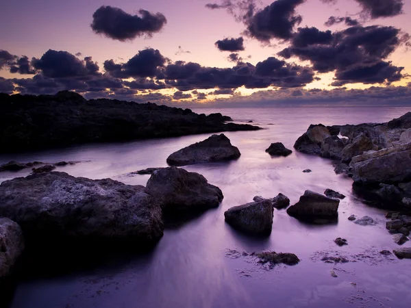 Hemel en zee tijdens zonsondergang. natuurlijke zeegezicht — Stockfoto