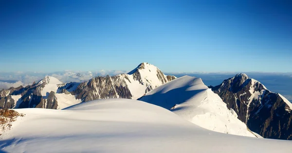 Hög snö bergskedja — Stockfoto