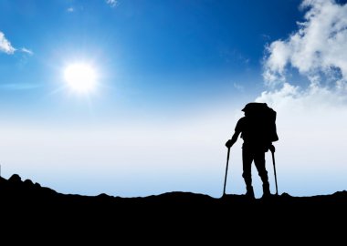kaya üzerinde turist. parlak parlayan güneş ve mavi gökyüzü