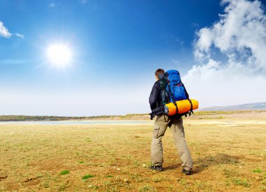 turist dağa vadide. Spor ve aktif bir yaşam konsepti
