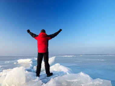 kazanan ve güneş parlıyor. buz ve buz gibi hava durumu
