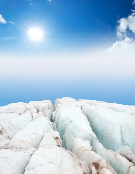 Mare e cielo blu. Bagliore solare luminoso — Foto Stock