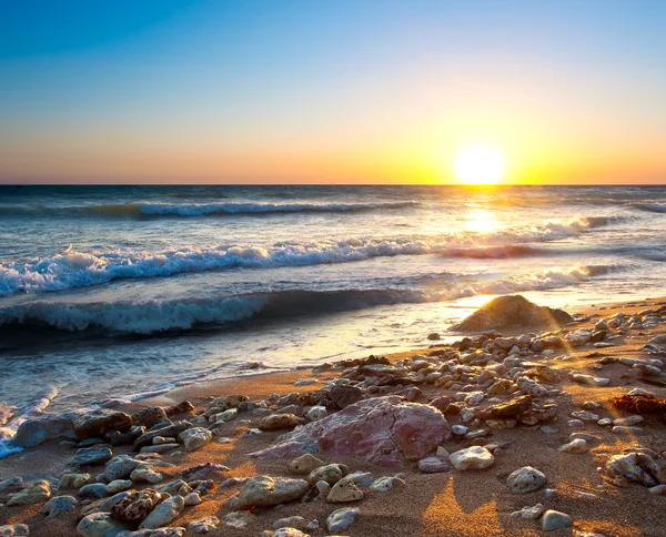 Meer und strahlender Himmel bei Sonnenuntergang — Stockfoto