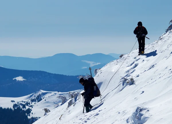 Grupy turystów na wzgórzu góry śniegu. Sport i aktywne życie — Zdjęcie stockowe