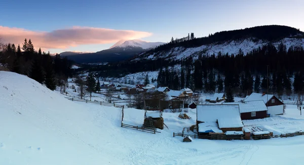 Dragobrat - la estación de esquí más alta de Ucrania, situada a una altitud de 1300-1700 m sobre el nivel del mar —  Fotos de Stock