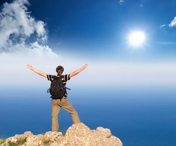 Silueta del ganador en la cima de la montaña. Deporte y vida activa — Foto de Stock