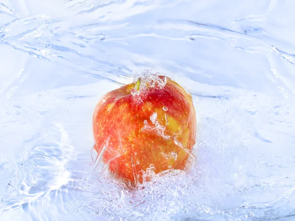 Red apple and water splash — Stock Photo, Image