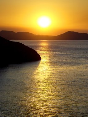 gün batımı sırasında parlak güneş.