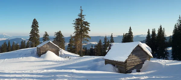 Houses in mountain valley. — Stock Photo, Image