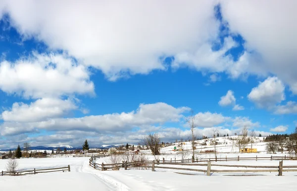 Ländliche Landschaft und Wolken. — Stockfoto