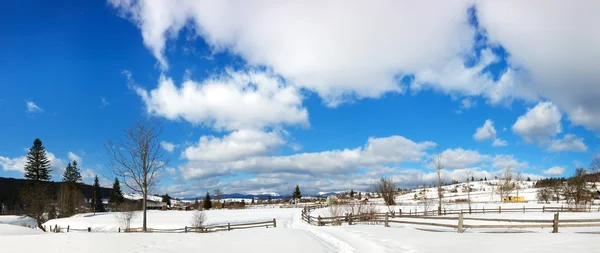 Ländliche Landschaft und Wolken. — Stockfoto