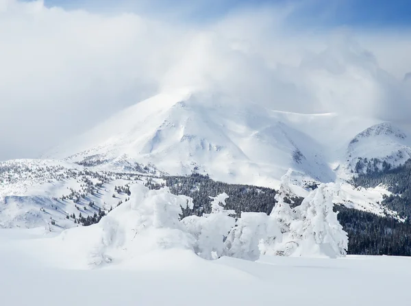 Снежная гора и небо — стоковое фото