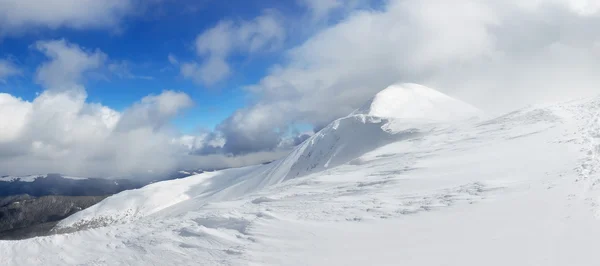 Berg aan de wintertijd. — Stockfoto