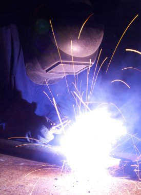 Kaynakçı ve fabrika.