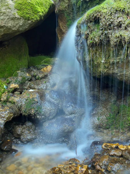 瀑布和绿色苔藓的石头. — 图库照片