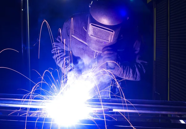 Schweißer auf Fabrik. — Stockfoto