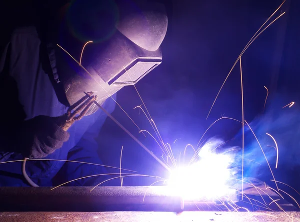 Kaynakçı ve fabrika. — Stok fotoğraf