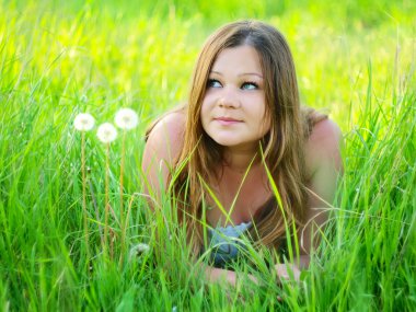 rüya gibi kadın yeşil çim üzerinde yalan