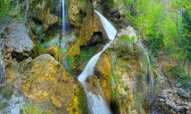 küçük şelale ve taşlar