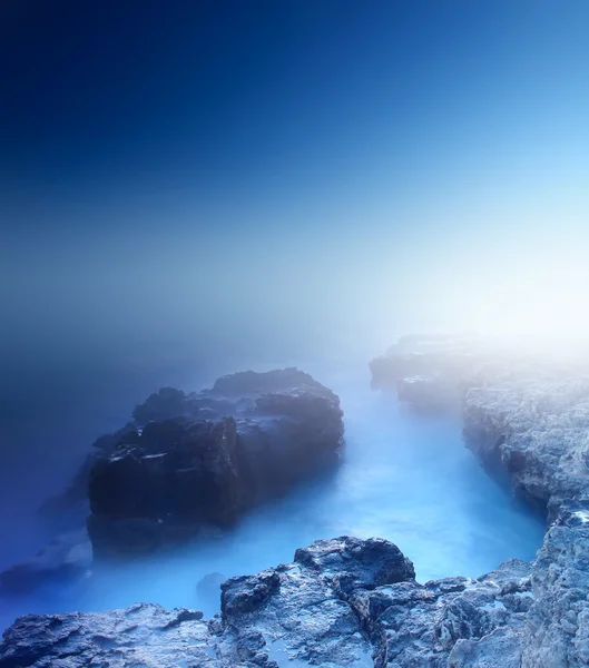 Helle Meeresbucht bei Nebel — Stockfoto
