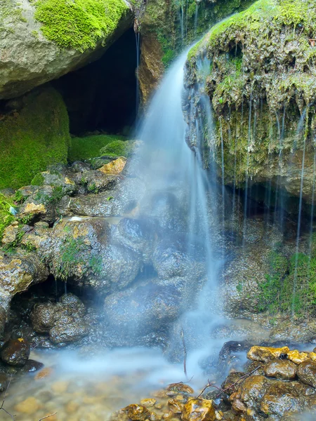 小瀑布和石头 — 图库照片