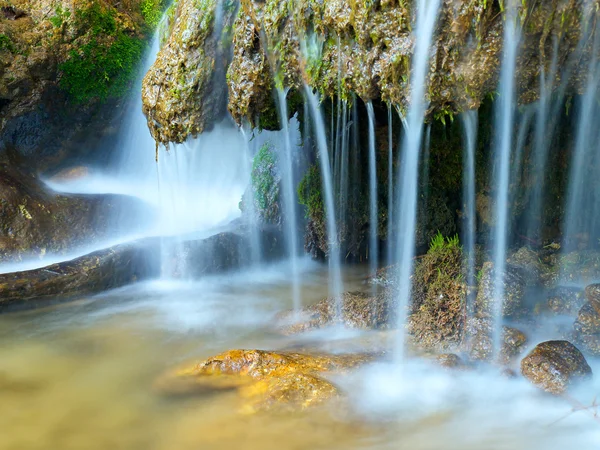 Waterfall and green moss on stones — Stock Photo, Image