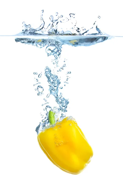 Pimenta amarela e respingo de água brilhante — Fotografia de Stock