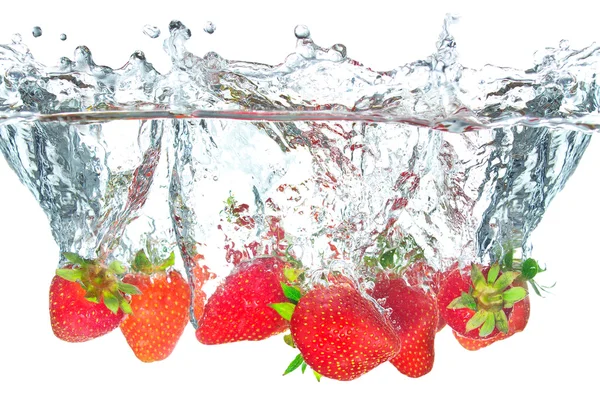 Helle Erdbeere und Wasserspritzer — Stockfoto