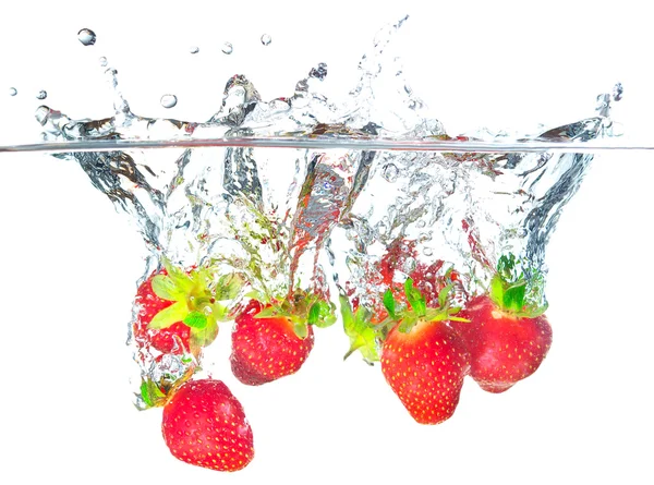明亮的草莓和水溅 — 图库照片