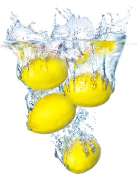 parlak sarı limon ve su sıçrama