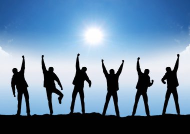 arka planda güneşli insanlar