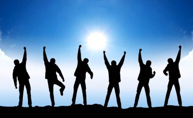 arka planda güneşli insanlar