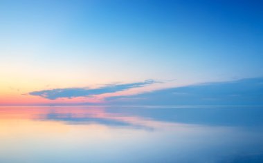 gün batımı sırasında sakin deniz.